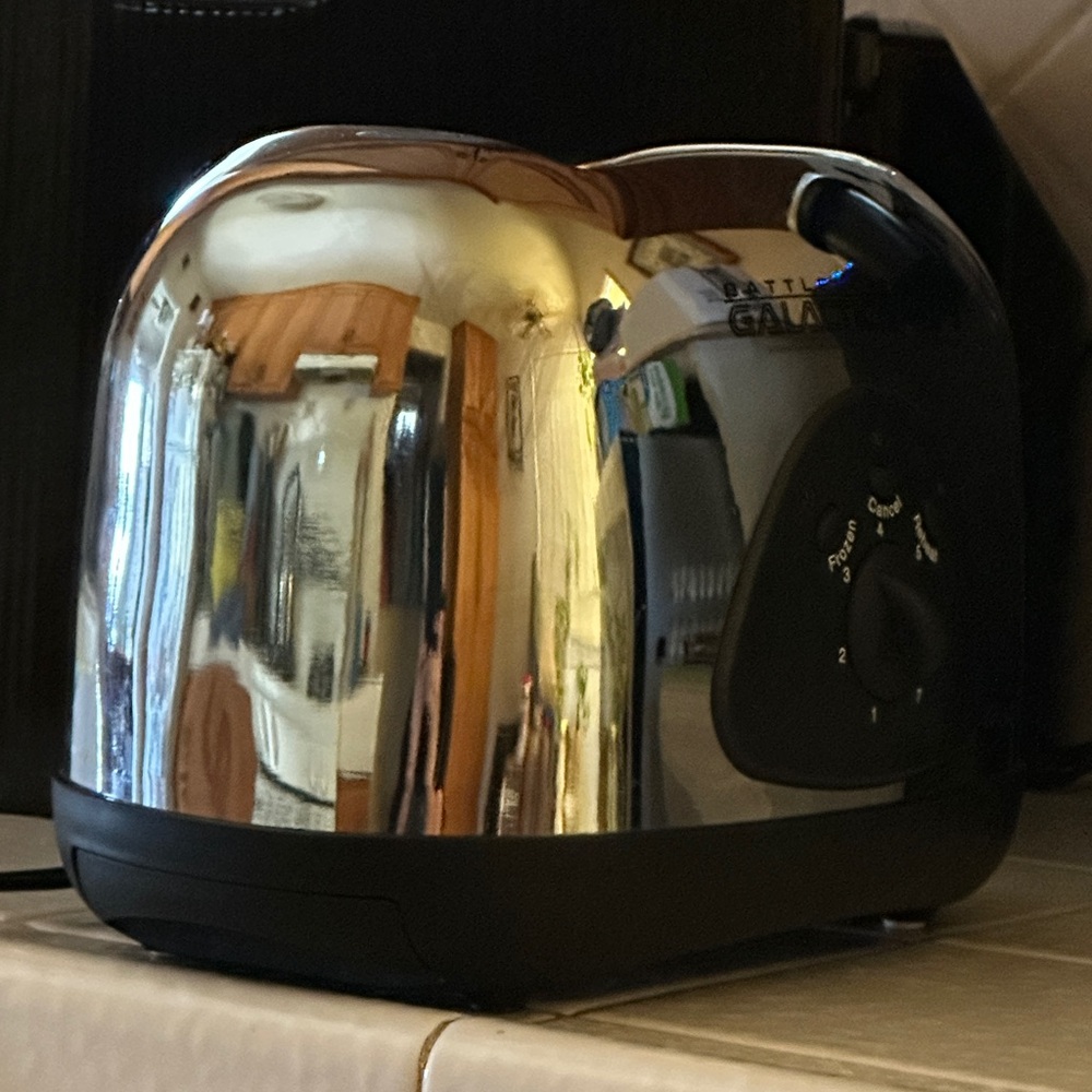 Battlestar Galactica cylon toaster 2009 Pop art collectible, used once, like new - Picture 6 of 13